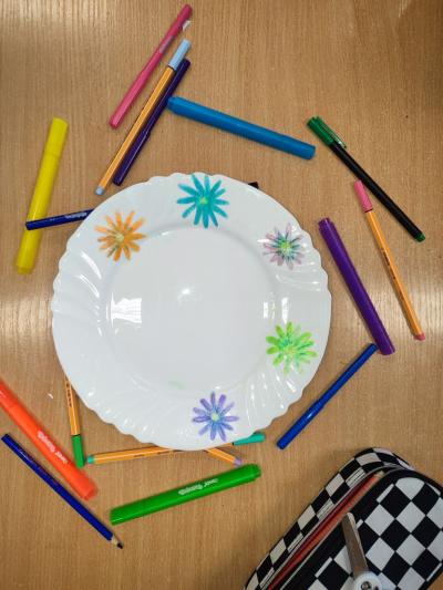 Eksperymenty z wodą, papierem i kolorowymi mazakami