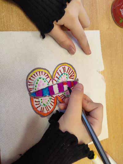 Eksperymenty z wodą, papierem i kolorowymi mazakami