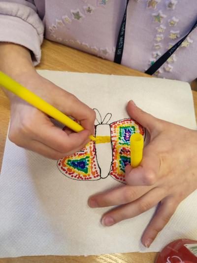 Eksperymenty z wodą, papierem i kolorowymi mazakami