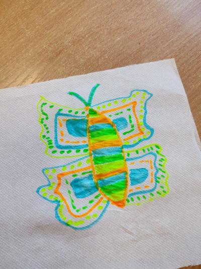 Eksperymenty z wodą, papierem i kolorowymi mazakami