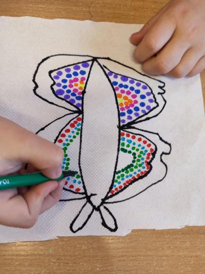 Eksperymenty z wodą, papierem i kolorowymi mazakami