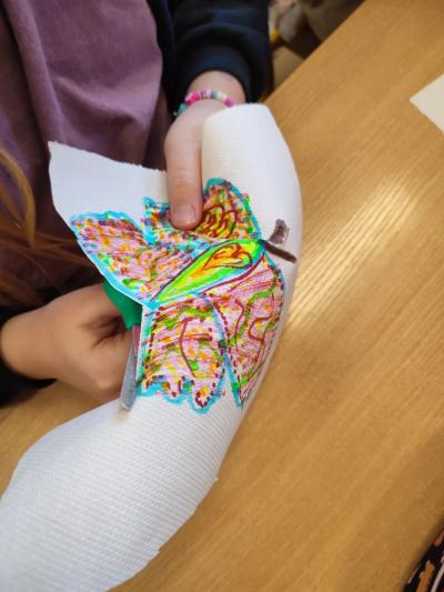 Eksperymenty z wodą, papierem i kolorowymi mazakami