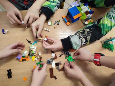 Eksperymenty z wodą, papierem i kolorowymi mazakami