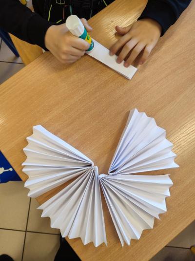 Eksperymenty z wodą, papierem i kolorowymi mazakami