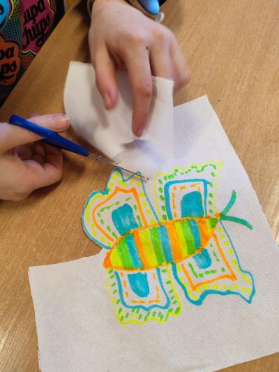 Eksperymenty z wodą, papierem i kolorowymi mazakami