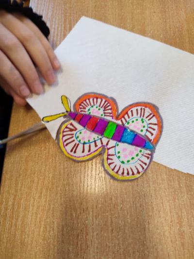 Eksperymenty z wodą, papierem i kolorowymi mazakami