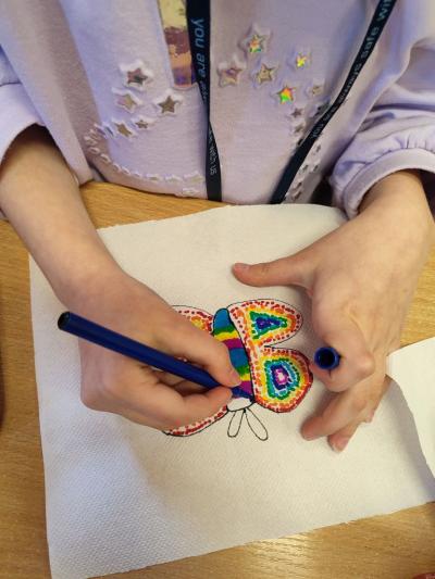 Eksperymenty z wodą, papierem i kolorowymi mazakami