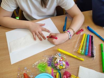 Eksperymenty z wodą, papierem i kolorowymi mazakami