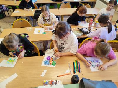 Eksperymenty z wodą, papierem i kolorowymi mazakami