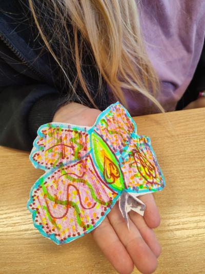 Eksperymenty z wodą, papierem i kolorowymi mazakami