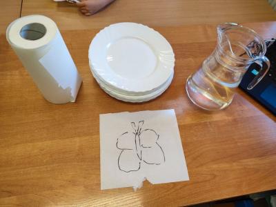 Eksperymenty z wodą, papierem i kolorowymi mazakami