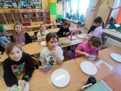 Eksperymenty z wodą, papierem i kolorowymi mazakami