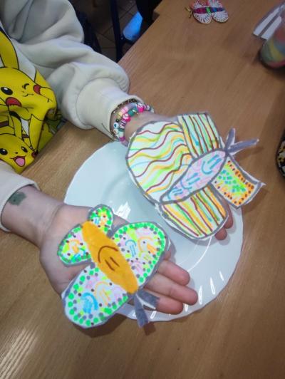 Eksperymenty z wodą, papierem i kolorowymi mazakami