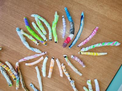 Eksperymenty z wodą, papierem i kolorowymi mazakami