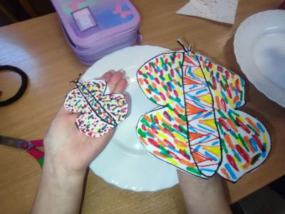 Eksperymenty z wodą, papierem i kolorowymi mazakami