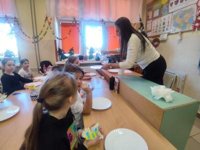 Eksperymenty z wodą, papierem i kolorowymi mazakami