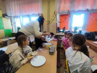 Eksperymenty z wodą, papierem i kolorowymi mazakami