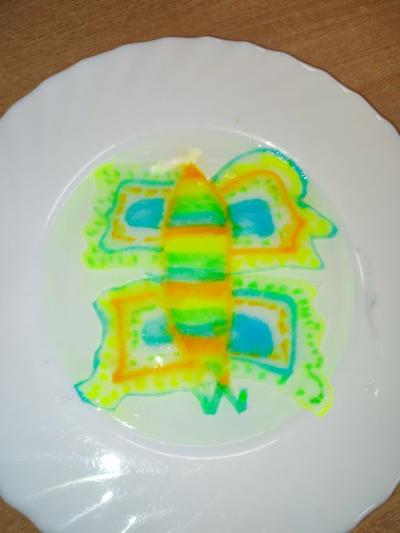 Eksperymenty z wodą, papierem i kolorowymi mazakami