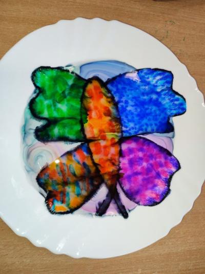 Eksperymenty z wodą, papierem i kolorowymi mazakami