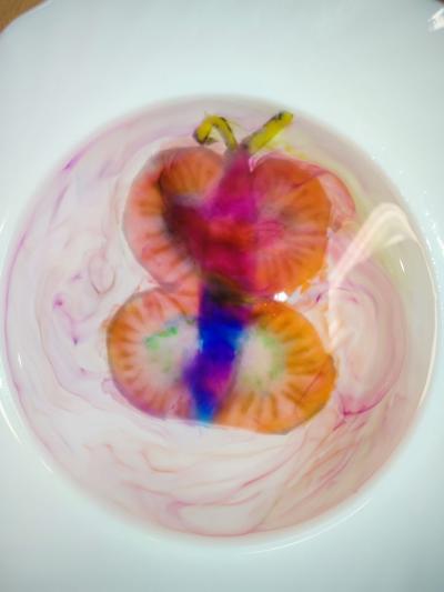 Eksperymenty z wodą, papierem i kolorowymi mazakami