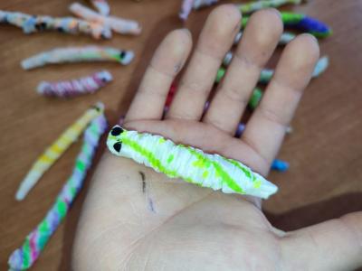 Eksperymenty z wodą, papierem i kolorowymi mazakami