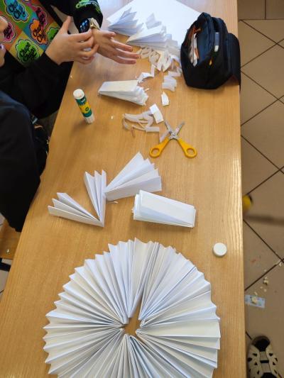 Eksperymenty z wodą, papierem i kolorowymi mazakami