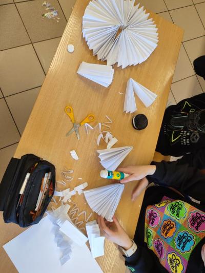 Eksperymenty z wodą, papierem i kolorowymi mazakami