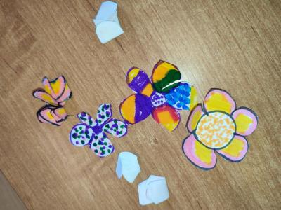 Eksperymenty z wodą, papierem i kolorowymi mazakami