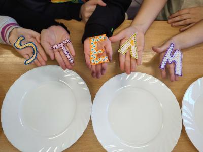 Eksperymenty z wodą, papierem i kolorowymi mazakami