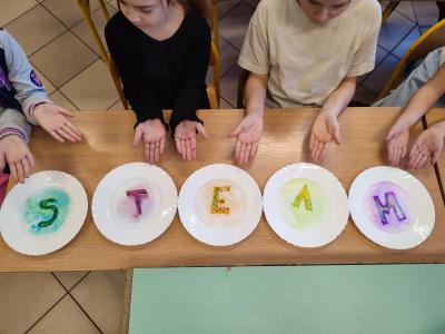 Eksperymenty z wodą, papierem i kolorowymi mazakami