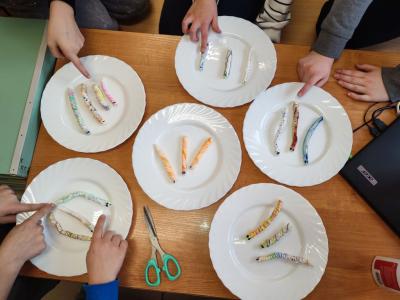 Eksperymenty z wodą, papierem i kolorowymi mazakami