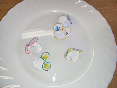 Eksperymenty z wodą, papierem i kolorowymi mazakami