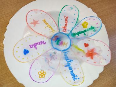 Eksperymenty z wodą, papierem i kolorowymi mazakami