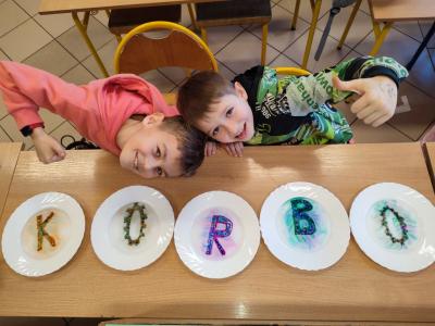 Eksperymenty z wodą, papierem i kolorowymi mazakami