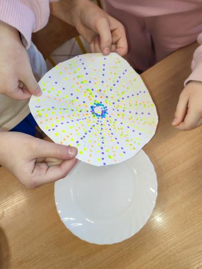 Eksperymenty z wodą, papierem i kolorowymi mazakami