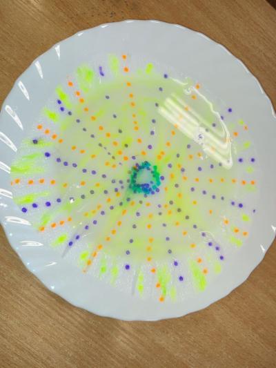 Eksperymenty z wodą, papierem i kolorowymi mazakami