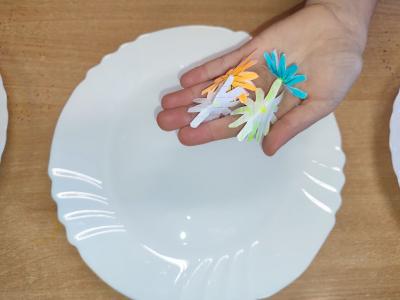 Eksperymenty z wodą, papierem i kolorowymi mazakami