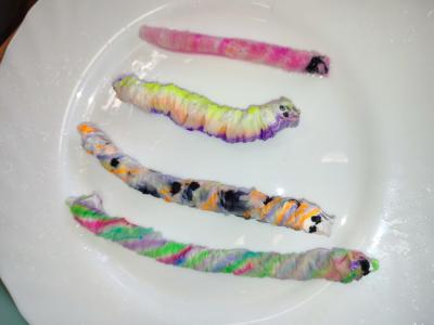 Eksperymenty z wodą, papierem i kolorowymi mazakami