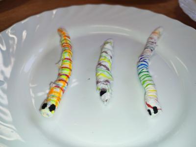 Eksperymenty z wodą, papierem i kolorowymi mazakami