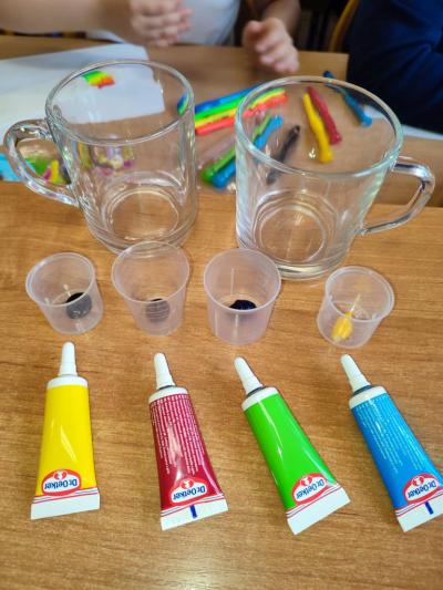 Eksperymenty z wodą, papierem i kolorowymi mazakami