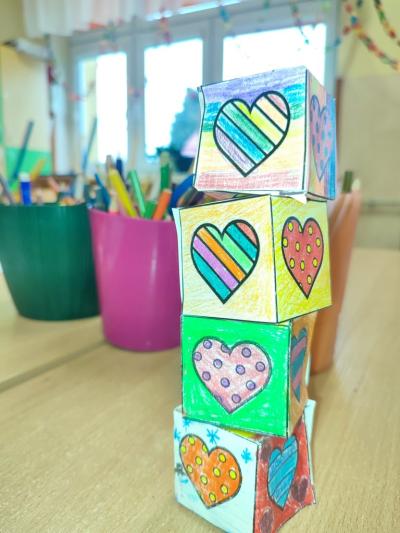 Eksperymenty z wodą, papierem i kolorowymi mazakami