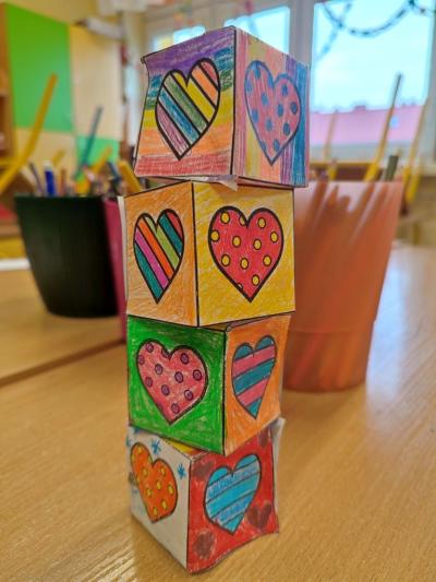 Eksperymenty z wodą, papierem i kolorowymi mazakami