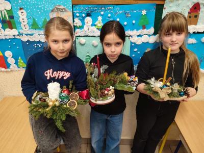 Stroiki i ozdoby świąteczne wykonane przez uczniów