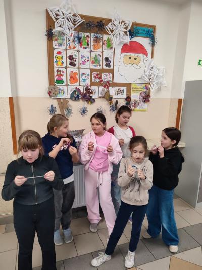 Stroiki i ozdoby świąteczne wykonane przez uczniów
