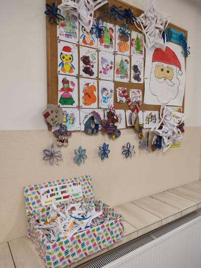 Uczniowie prezentują wykonane pudełko dobrych myśli