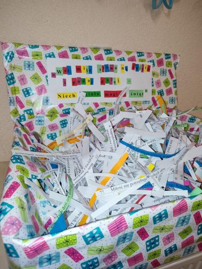 Uczniowie prezentują wykonane pudełko dobrych myśli