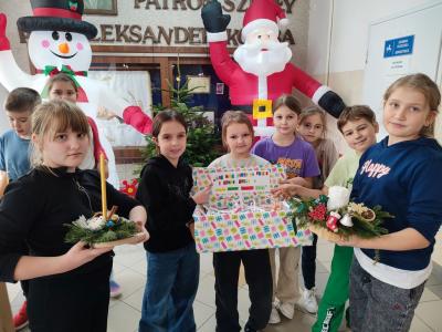 Uczniowie prezentują wykonane pudełko dobrych myśli