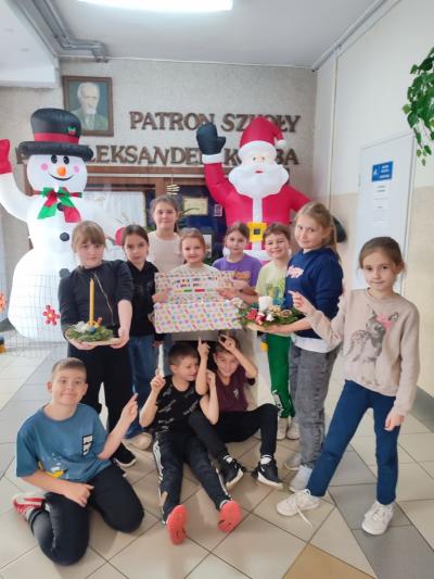 Uczniowie prezentują wykonane pudełko dobrych myśli