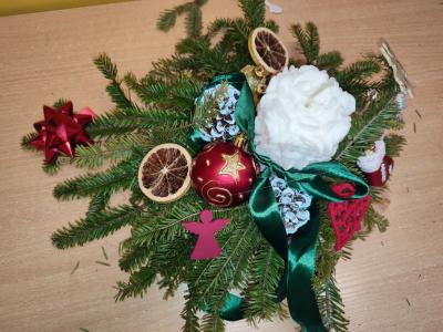 Uczniowie wykonują ozdoby i stroiki świateczne