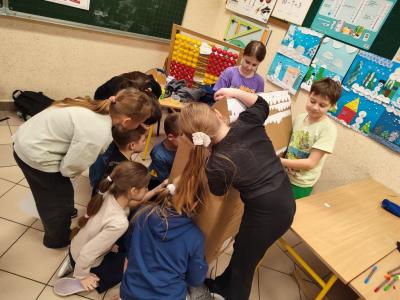 Uczniowie wykonują ozdoby i stroiki świateczne